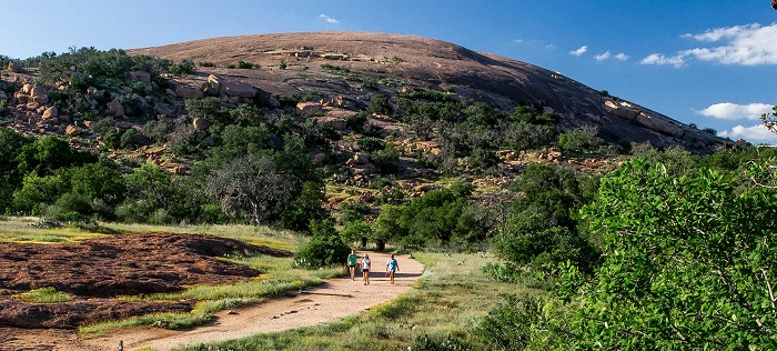 Du khách khi tìm kiếm điểm đến thiên nhiên nổi tiếng Texas không thể bỏ qua Enchanted Rock