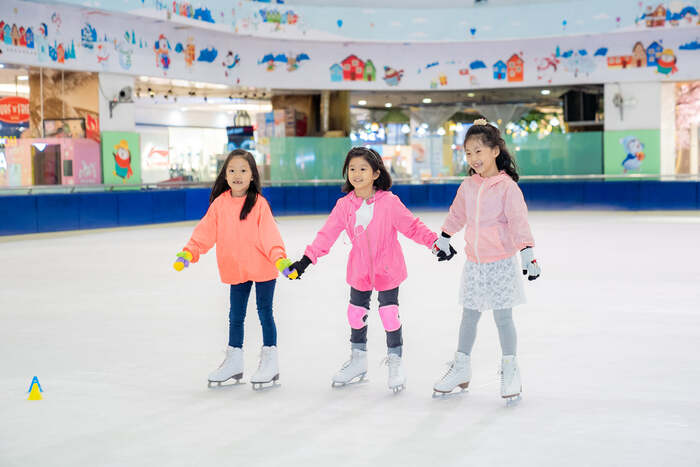 trải nghiệm trượt băng tại khu vui chơi dành cho trẻ em ở TP. HCM