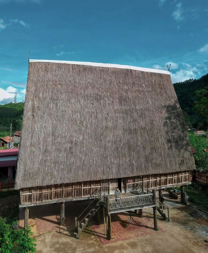 nhà Krông ở làng du lịch cộng đồng Kon Bring nổi bật với phần mái cao chót vót