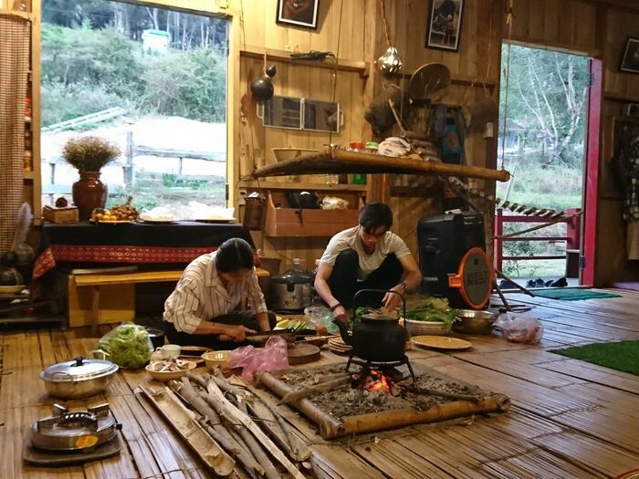 nấu ăn cùng người bản địa ở làng du lịch cộng đồng Kon Bring