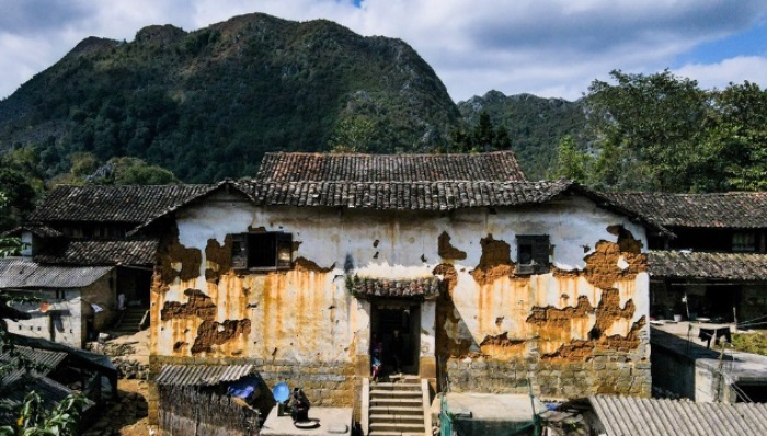 Tường nhìn từ gian chính của nhà cổ Há Súng Hà Giang đã bị hỏng hóc nhiều chỗ