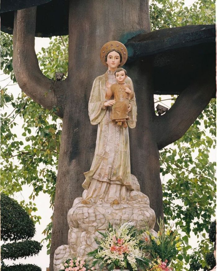 tượng đức mẹ ở trung tâm hành hương Đức Mẹ La Vang