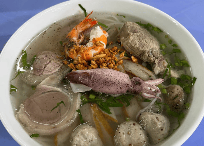 Ăn gì ở Dương Đông Phú Quốc? Bánh canh chả cá chợ đêm full topping