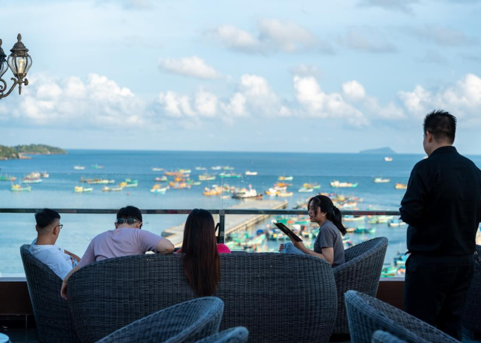  PH Rooftop Bar & Lounge là điểm đến phù hợp cho các nhóm bạn, cặp đôi và gia đình