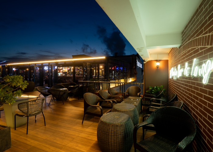 Toàn cảnh quán PH Rooftop Bar & Lounge