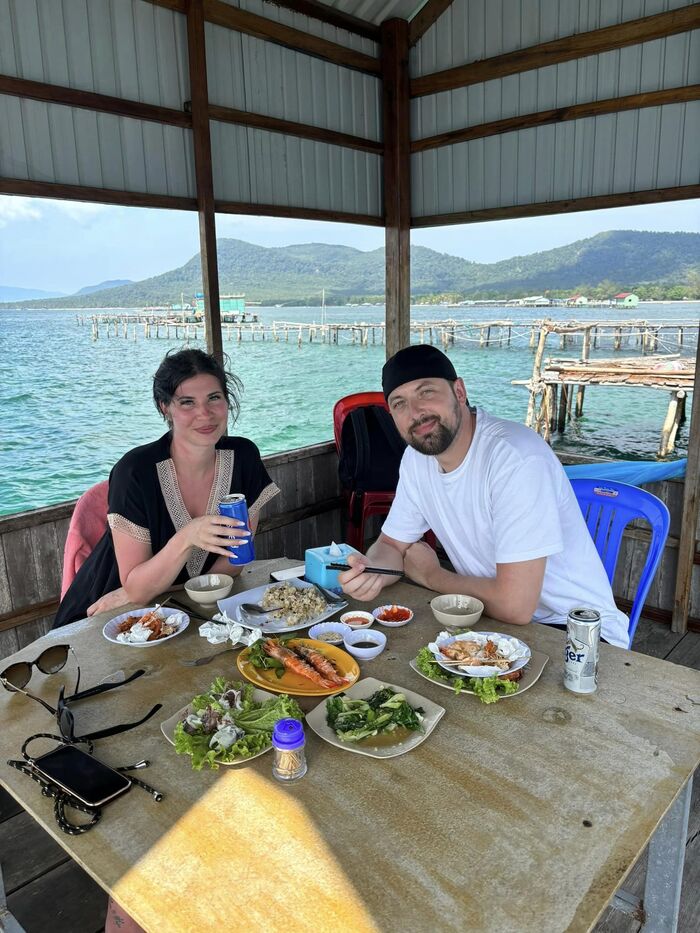 quán gỏi cá trích ngon nổi tiếng ở Phú Quốc - Nhà bè tình yêu