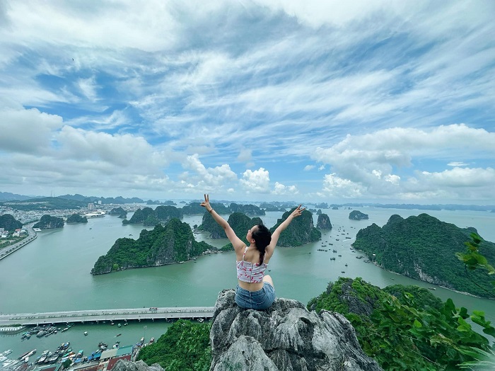 Núi Bài Thơ là điểm thăm quan đẹp ở thành phố Hạ Long