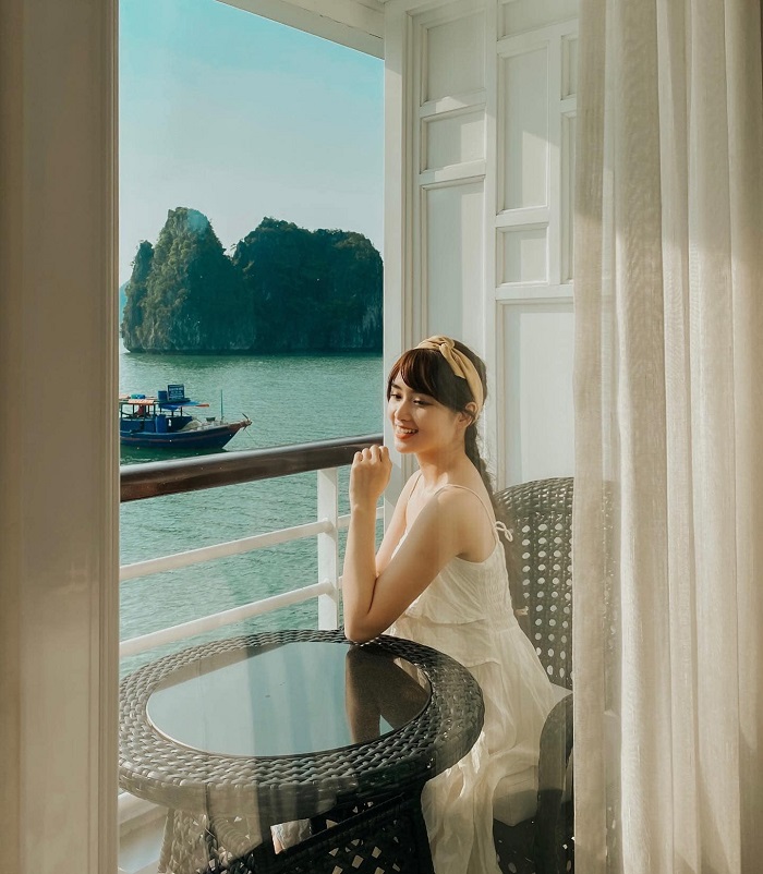 Bạn có thể đi du thuyền tới điểm thăm quan đẹp ở thành phố Hạ Long này