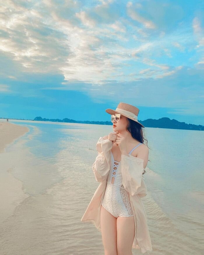 Đừng quên vui chơi trên bãi biển - điểm thăm quan đẹp ở thành phố Hạ Long