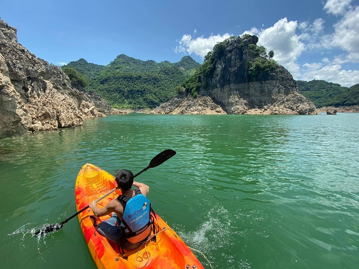 Đừng quên trải nghiệm chèo thuyền kayak trong chuyến du lịch Ba Khan Hòa Bình