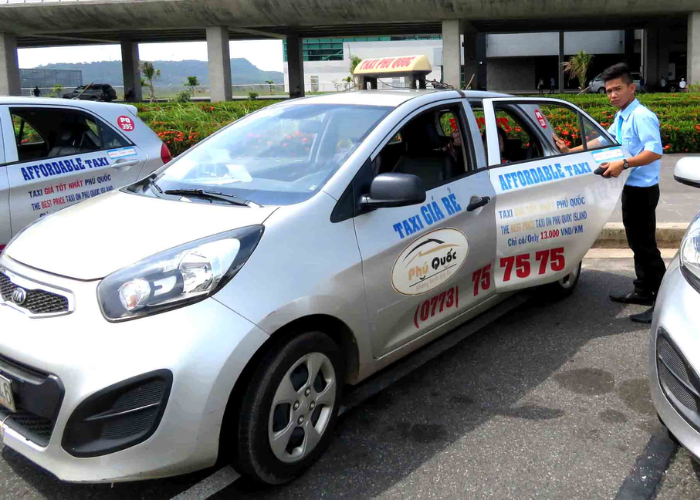 Taxi là phương tiện được nhiều du khách lựa chọn bởi sự thuận tiện, nhanh chóng