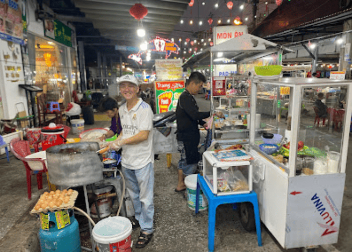 Không gian bếp chế biến và quán ăn