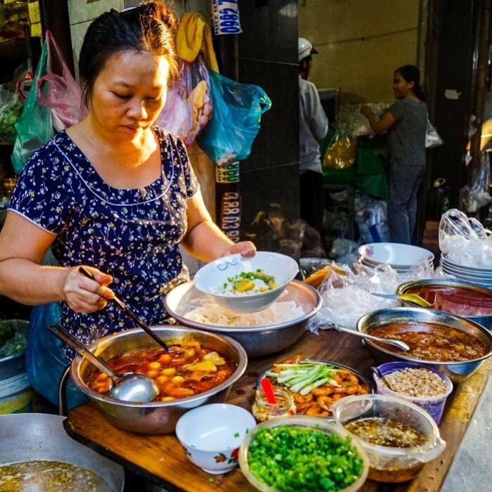 Khu chợ ăn vặt ở Sài Gòn - Chợ Bà Hoa