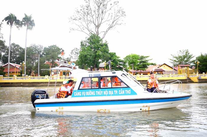 Kinh nghiệm đi khu du lịch Mỹ Khánh Cần Thơ - Di chuyển bằng tàu