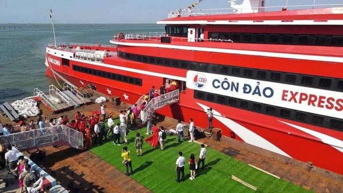 Tàu Côn Đảo Express là tàu cao tốc đi Côn Đảo lớn nhất Việt Nam đạt tiêu chuẩn 5 sao. 