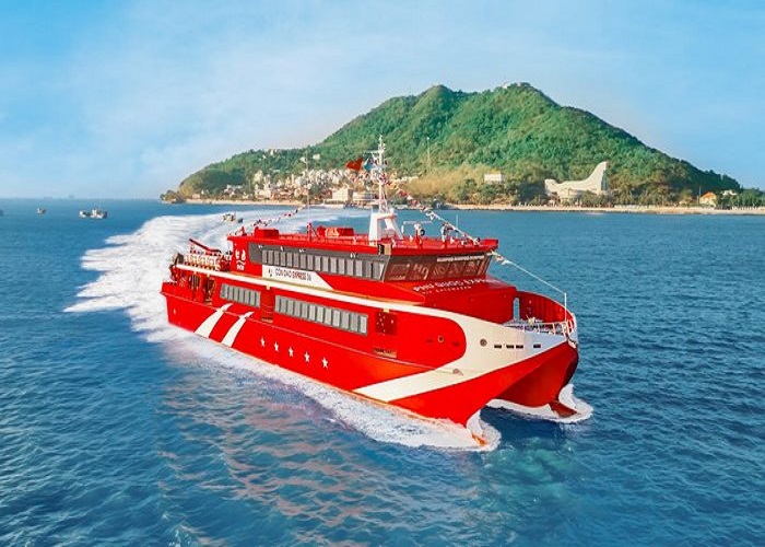 Có nhiều tàu biển cao tốc đến Côn Đảo. 