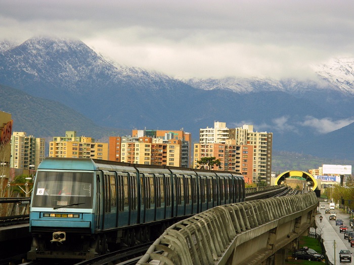 Sử dụng tàu điện ngầm Santiago là một trong những kinh nghiệm du lịch Chile tự túc giá rẻ bạn không thể bỏ qua