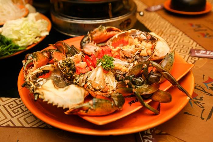 Món ăn ở quán lẩu xuyên đêm Hà Nội - Lẩu Phố rất đa dạng.