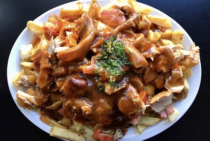 Khi nhắc đến món ăn ngon nhất Montreal Canada là không thể bỏ qua poutine gà tại Ma Poule Mouillée