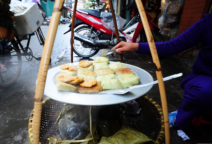 Bánh chưng rán là một món ăn không thể thiếu trong danh sách các món ăn vặt mùa đông. 