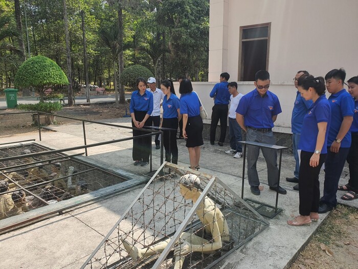 Thăm quan di tích nhà tù Phú Lợi Bình Dương là hoạt động du lịch hút khách