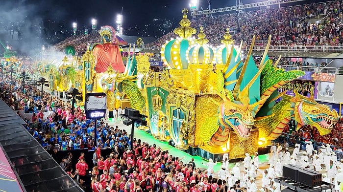 Đừng quên tham gia lễ hội Carnival, một trong những trải nghiệm thú vị nhất Rio de Janeiro