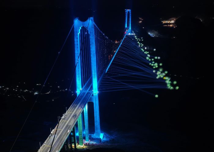 Màn trình diễn ánh sáng vào ban đêm tại câu Hoa Giang