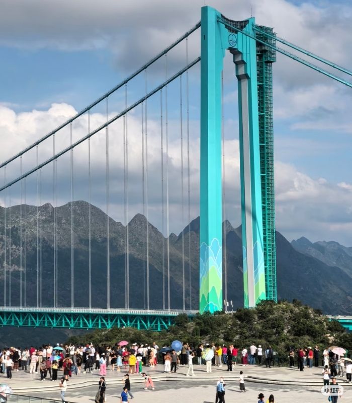 Hoạt động tham quan quanh cây cầu cao nhất thế giới tại Trung Quốc
