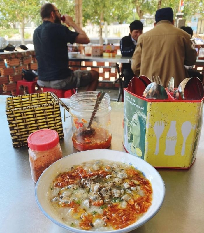 Nếu có dịp hãy ghé qua quán cháo nghêu ngon ở Hội An này nhé