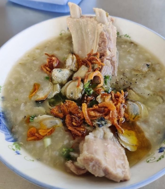 Bát cháo nghêu hấp dẫn và thơm ngon tại quán cô Gió