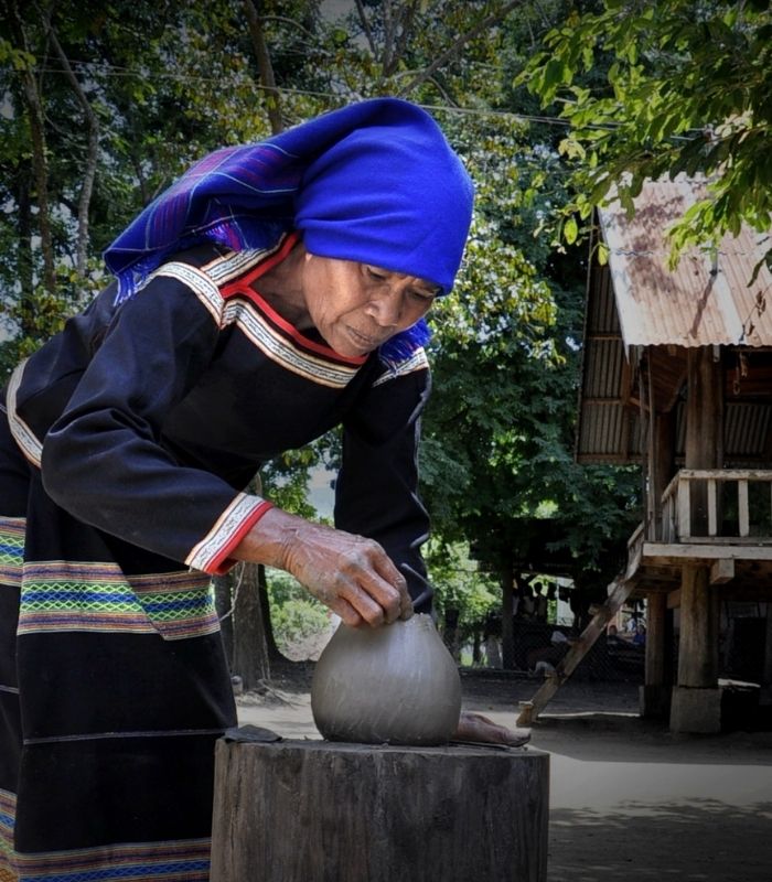 Nghệ nhân làm gốm truyền thống tại Làng gốm cổ Yang Tao