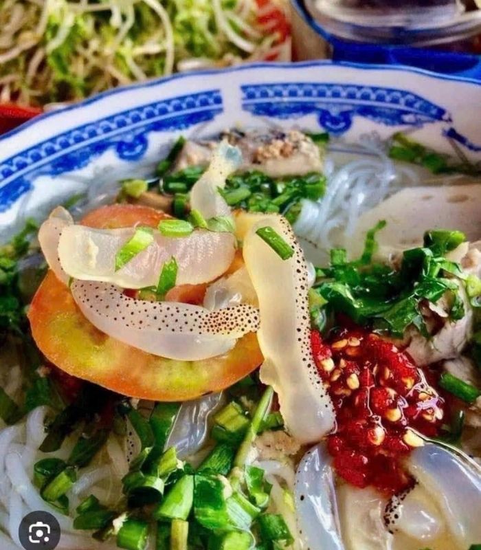 Một bát bún sứa Ninh Thuận với sự kết hợp của các loại topping khác