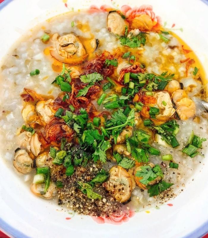 Cháo nghêu Hội An mang hương vị thanh ngọt đặc trưng của nghêu tươia