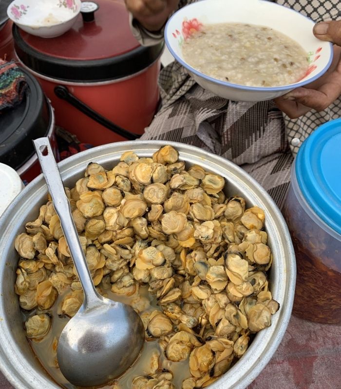 Ở Hội An có nhiều gánh cháo nghêu nhỏ phục vụ món này theo mùa