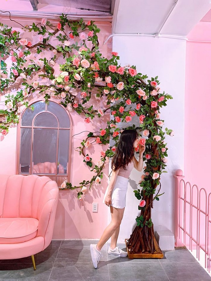 Hà Nội đang nổi tiếng với những quán cafe màu hồng đẹp nhất. Một trong những điểm đến đáng chú ý là quán cafe này với không gian sang trọng và lãng mạn. Bạn sẽ được thưởng thức những thức uống được pha chế tinh tế và đầy hương vị độc đáo. Đến và cảm nhận không khí đặc biệt của quán cafe màu hồng này.