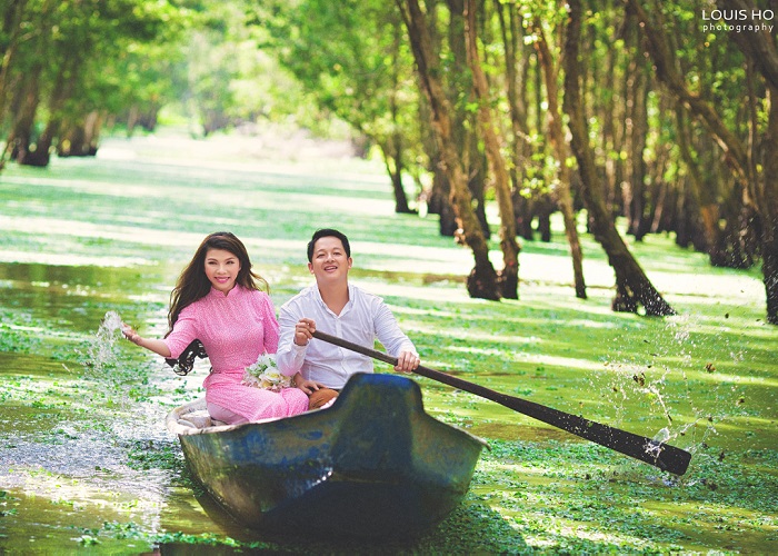 Những bức ảnh cưới miền Tây đan xen giữa sông nước và những cánh đồng lúa bát ngát với sắc màu đậm nét tinh túy của văn hóa và truyền thống dân tộc sẽ khiến bạn như bước vào một thế giới cổ tích mang đậm chất Việt Nam.