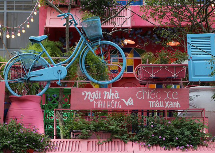Trang trí đúng như tên gọi Ngôi nhà màu hồng và chiếc xe màu xanh