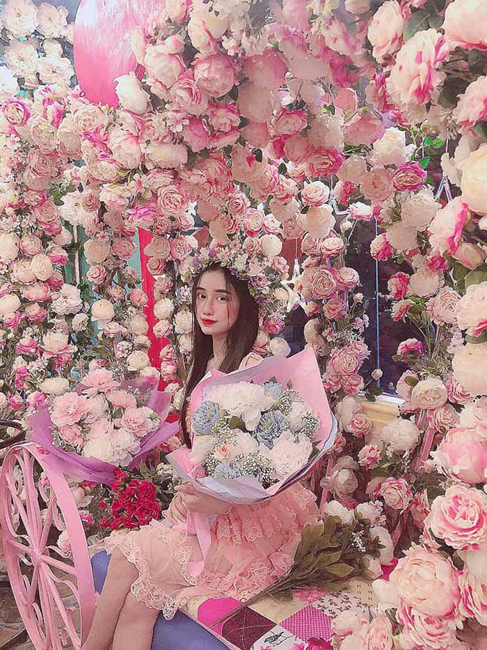 Không gian ngập tràn hoa hồng tại Xbizz Studio & Coffee Rose