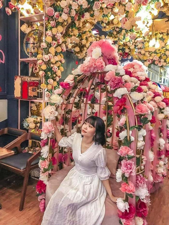 Chiếc lồng chim hoa hồng thơ mộng