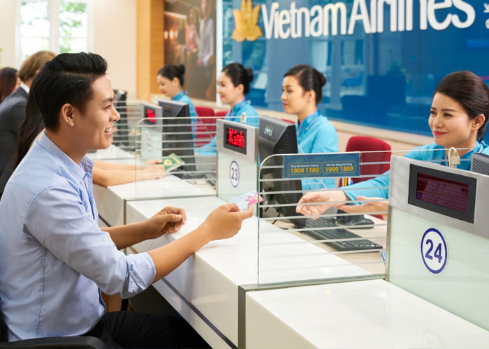 Khách hàng nên mua vé trên website, ứng dụng di động, đại lý, phòng vé chính thức của các hãng để tránh vé giả. Ảnh: vietnamairlines.com