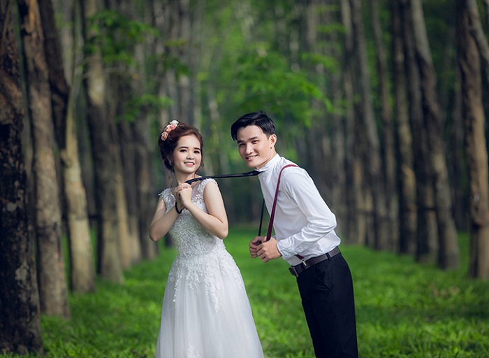 Ảnh cưới trong rừng là một ý tưởng lãng mạn và độc đáo để kết hợp với nét đẹp hoang dã của thiên nhiên. Hãy xem những bức ảnh này để cảm nhận được tình yêu và sự tươi trẻ của cặp đôi trên nền trời xanh mênh mông.