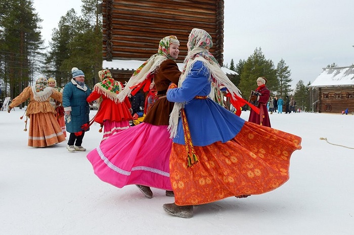 khiêu vũ ở lễ hội đặc sắc ở Nga