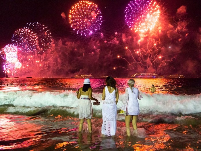 lễ hội tháng 12 rực rỡ pháo hoa và âm nhạc ở Brazil