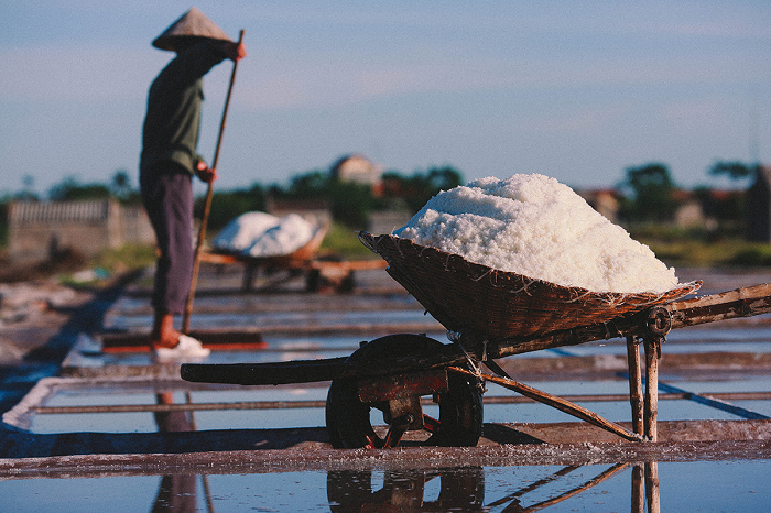 Ngỡ ngàng trước hình ảnh “tuyết rơi giữa mùa hè” trên những cánh đồng muối ở Ninh Thuận