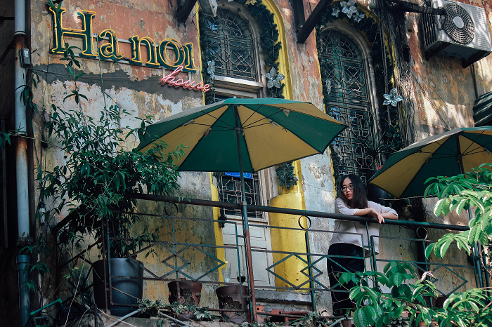 Ngược dòng thời gian, sống lại những tháng ngày bình dị với 3 quán cà phê đậm chất retro ở Hà Nội 