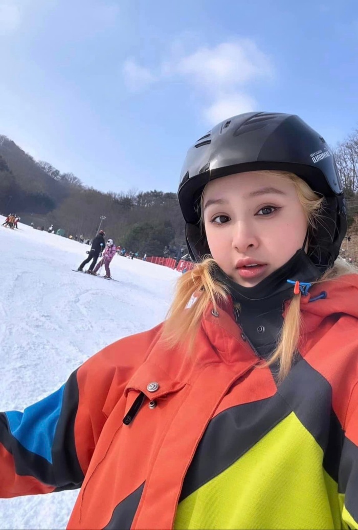 Trịnh Thăng Bình và Hiền Hồ trượt tuyết ở Hàn Quốc
