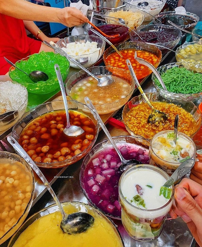Trong Tour ẩm thực Tống Duy Tân Tạ Hiện Chợ đêm Đồng Xuân có quán chè siêu ngon, tồn tại hơn 20 năm qua.