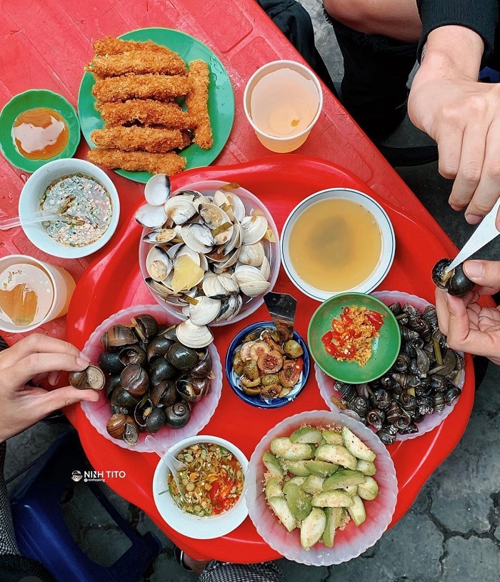 Quán ốc trong Tour ẩm thực Tống Duy Tân Tạ Hiện Chợ đêm Đồng Xuân đắt khách tại phố ẩm thực Tống Duy Tân 