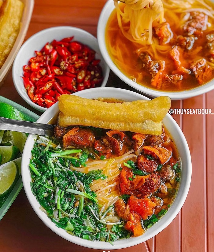 Phở là món ăn nhất định phải thử khi tới Hà Nội khám phá Tour ẩm thực Tống Duy Tân Tạ Hiện Chợ đêm Đồng Xuân