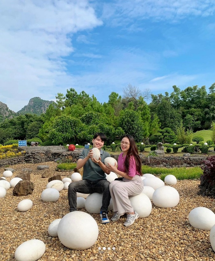 Vườn trứng khổng lồ trong khuôn viên Đan viện Châu Sơn Ninh Bình là điểm check in yêu thích của du khách